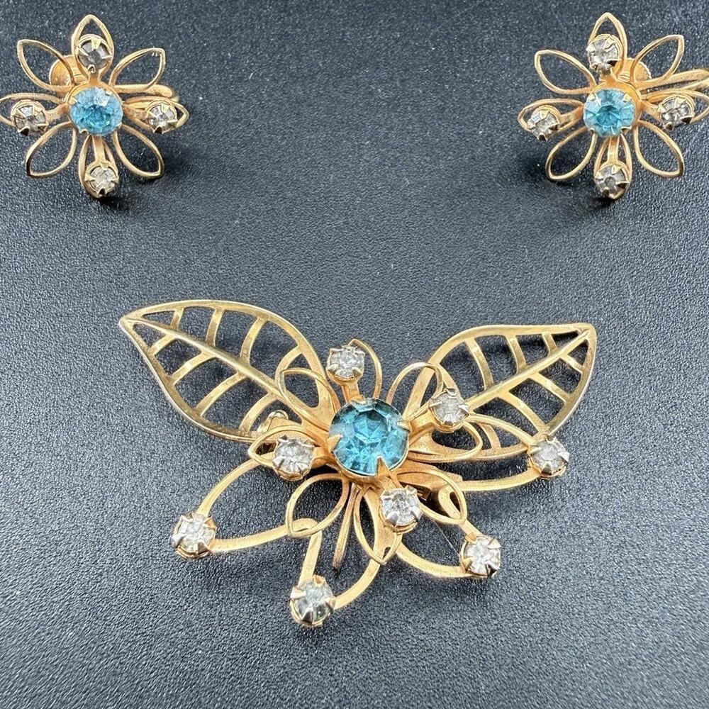 Vintage Bugbee Niles B.N. Blue Rhinestone Gold tone Brooch And Clip Earrings Set
